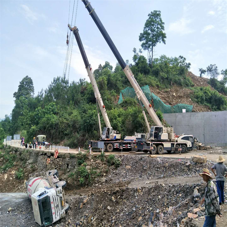 太和县汽车掉沟里叫吊车救援要多少钱